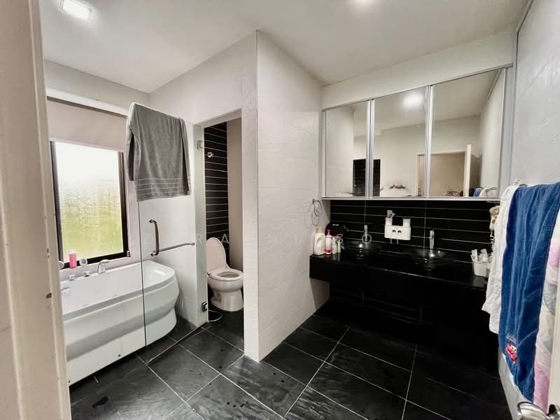 Rumah Berkembar untuk Dijual di Shah Alam (Selangor) - Zuraini Soh - Bathroom - PropertyGuru.com.my