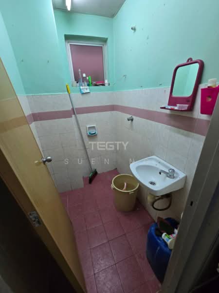Flat for Sale at Seri Pelangi - Suen Ng - Bathroom - PropertyGuru.com.my