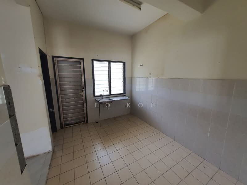 Rumah Teres 2-Tingkat untuk Dijual di Bandar Putra Permai (Seri Kembangan) - Leo Koh - Kitchen - PropertyGuru.com.my