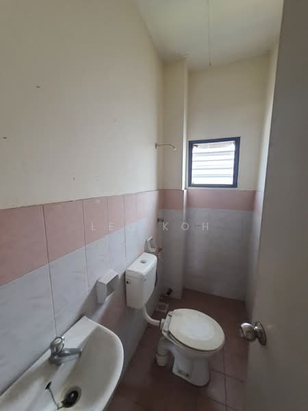 Rumah Teres 2-Tingkat untuk Dijual di Bandar Putra Permai (Seri Kembangan) - Leo Koh - Bathroom - PropertyGuru.com.my