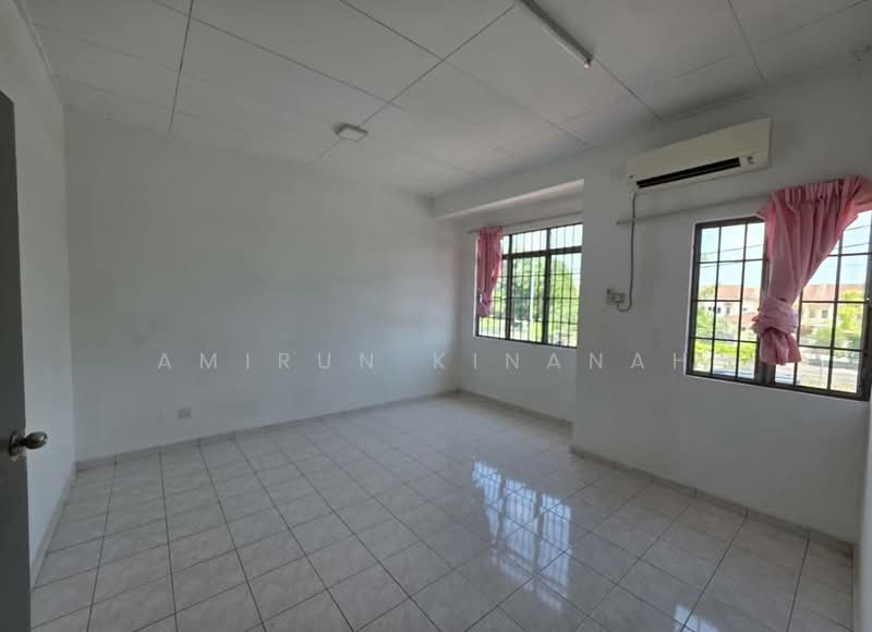 Rumah Teres untuk Dijual di Bandar Puteri Klang (Klang) - Amirun Kinanah - Living Room - PropertyGuru.com.my