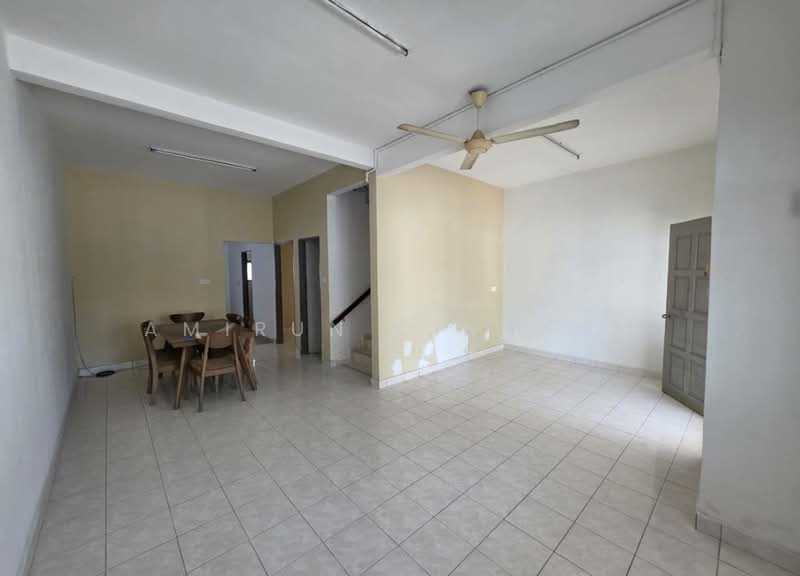 Rumah Teres untuk Dijual di Bandar Puteri Klang (Klang) - Amirun Kinanah - Living Room - PropertyGuru.com.my