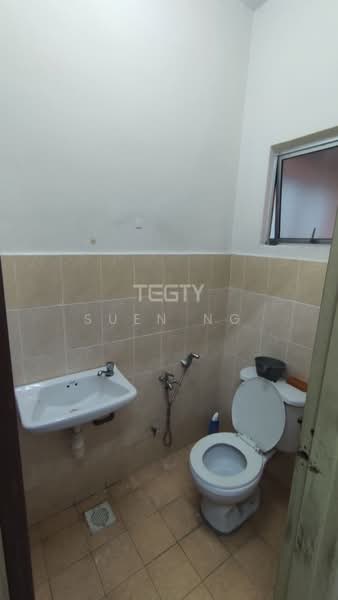 Pangsapuri untuk Dijual di Bayu Villa - Suen Ng - Bathroom - PropertyGuru.com.my