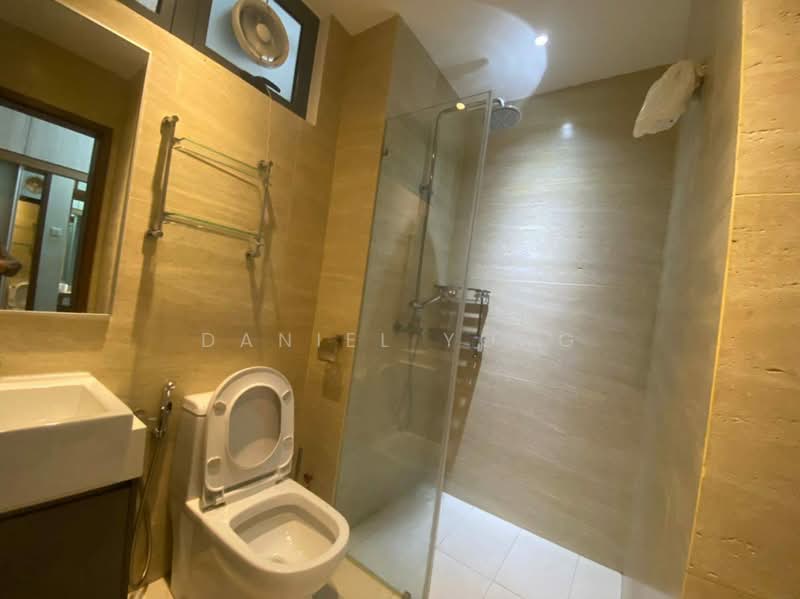 Kediaman Servis untuk Dijual di Crescent Bay Suites (Teluk Bayu) - Daniel Yong - Bathroom - PropertyGuru.com.my