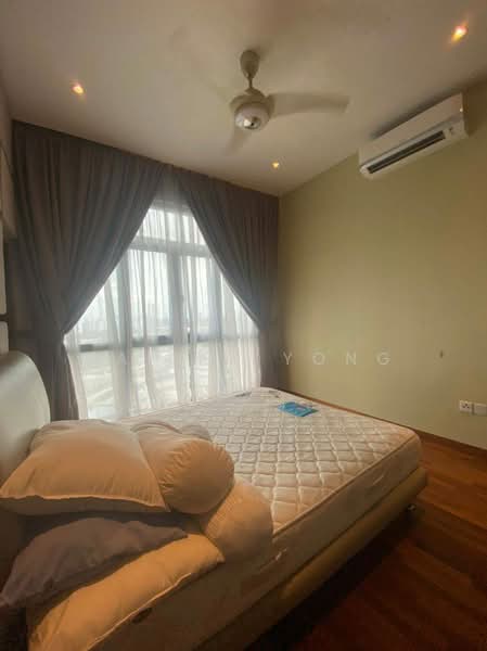 Kediaman Servis untuk Dijual di Crescent Bay Suites (Teluk Bayu) - Daniel Yong - Bedroom - PropertyGuru.com.my