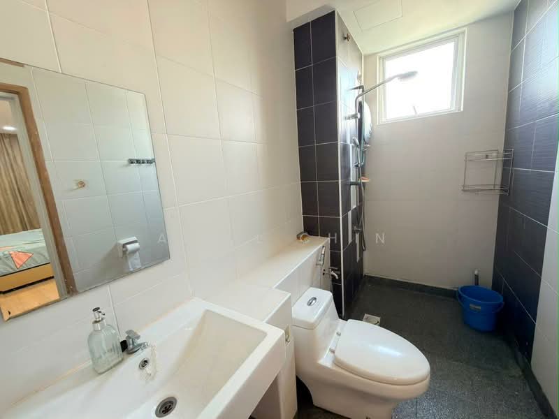 Kediaman Servis untuk Dijual di D'Ambience Residences (Pangsapuri Ikatan Flora) - April Chin - Bathroom - PropertyGuru.com.my
