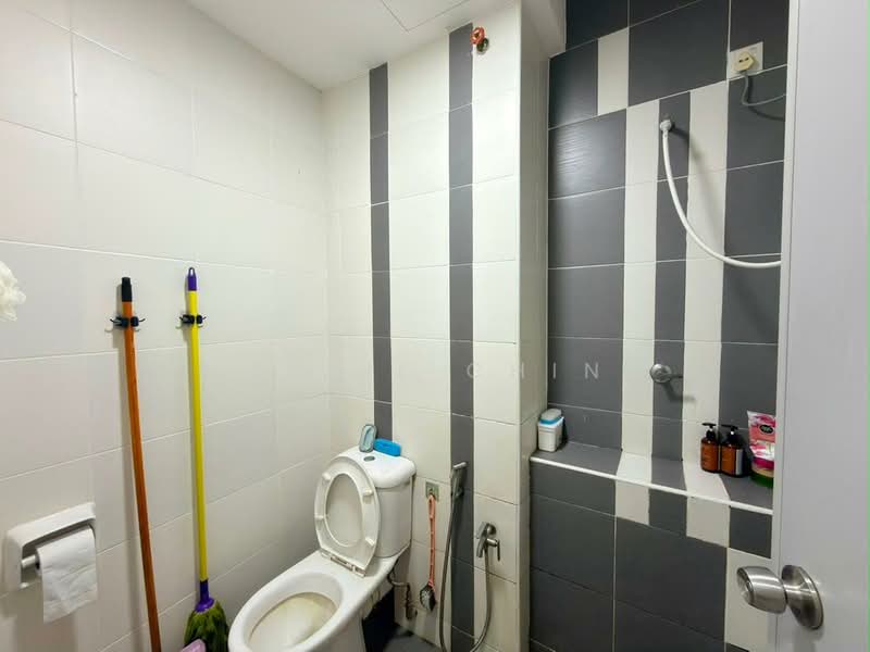 Kediaman Servis untuk Dijual di D'Ambience Residences (Pangsapuri Ikatan Flora) - April Chin - Bathroom - PropertyGuru.com.my