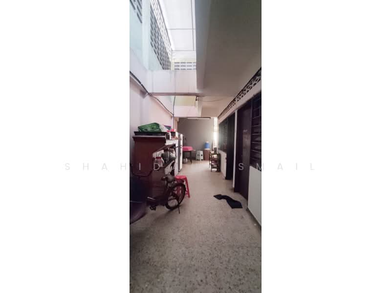 Shop for Sale in Banting (Selangor) - Shahidan Ismail - Corridor - PropertyGuru.com.my