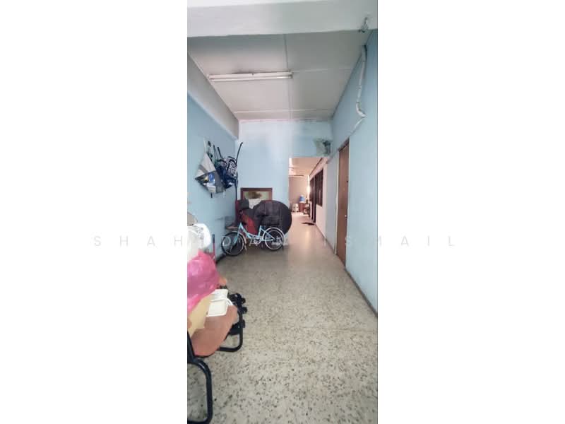 Shop for Sale in Banting (Selangor) - Shahidan Ismail - Corridor - PropertyGuru.com.my