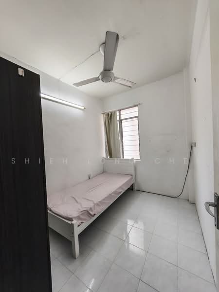 Rumah Flat untuk Dijual di Taman Daya - Jalan Enau 16,20 - Shieh Long Chen - Bedroom - PropertyGuru.com.my