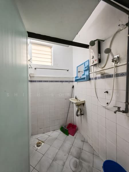 Rumah Flat untuk Dijual di Taman Daya - Jalan Enau 16,20 - Shieh Long Chen - Bathroom - PropertyGuru.com.my