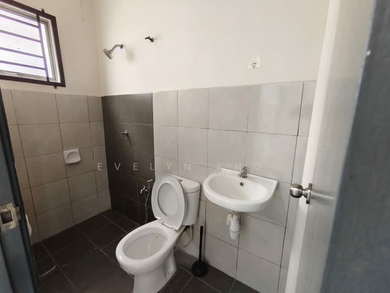 2-storey Terraced House for Sale in Taman Sari Alamanda (Serendah) - Evelyn Khoo - Bathroom - PropertyGuru.com.my