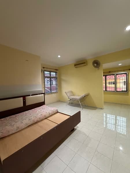 2-storey Terraced House for Sale in Taman Bukit Cheng (Cheng) - Khin Fai . - Bedroom - PropertyGuru.com.my