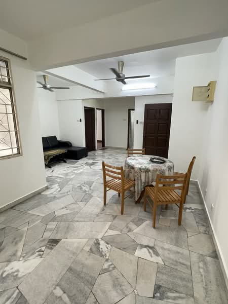Pangsapuri untuk Dijual di Subang Perdana Goodyear Court 9 - Aaden Lim - Living Room - PropertyGuru.com.my