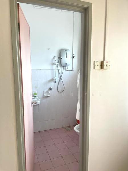 2-storey Terraced House for Sale in Taman Pinggiran Putra (Seri Kembangan) - Brandon Yee - Bathroom - PropertyGuru.com.my