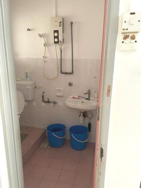 2-storey Terraced House for Sale in Taman Pinggiran Putra (Seri Kembangan) - Brandon Yee - Bathroom - PropertyGuru.com.my