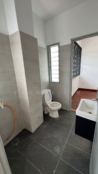 Rumah Teres 2-Tingkat untuk Dijual di Taman Perling (Perling) - Yvonne Lim - Bathroom - PropertyGuru.com.my
