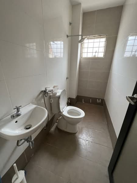 Rumah Teres untuk Dijual di Bandar Putra Permai (Seri Kembangan) - Aaden Lim - Bathroom - PropertyGuru.com.my