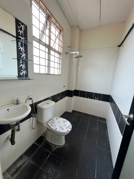 Rumah Teres untuk Dijual di Bandar Putra Permai (Seri Kembangan) - Aaden Lim - Bathroom - PropertyGuru.com.my