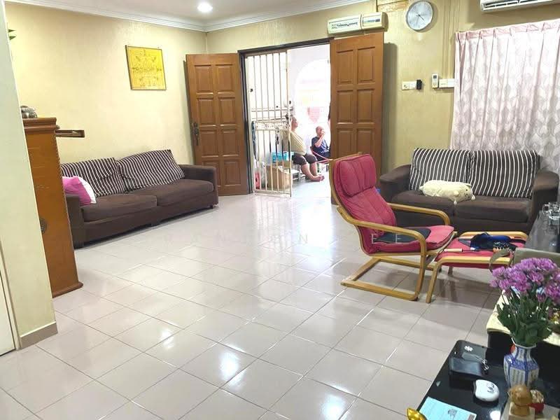 2-storey Terraced House for Sale in Taman Universiti Indah (Seri Kembangan) - Brandon Yee - Living Room - PropertyGuru.com.my
