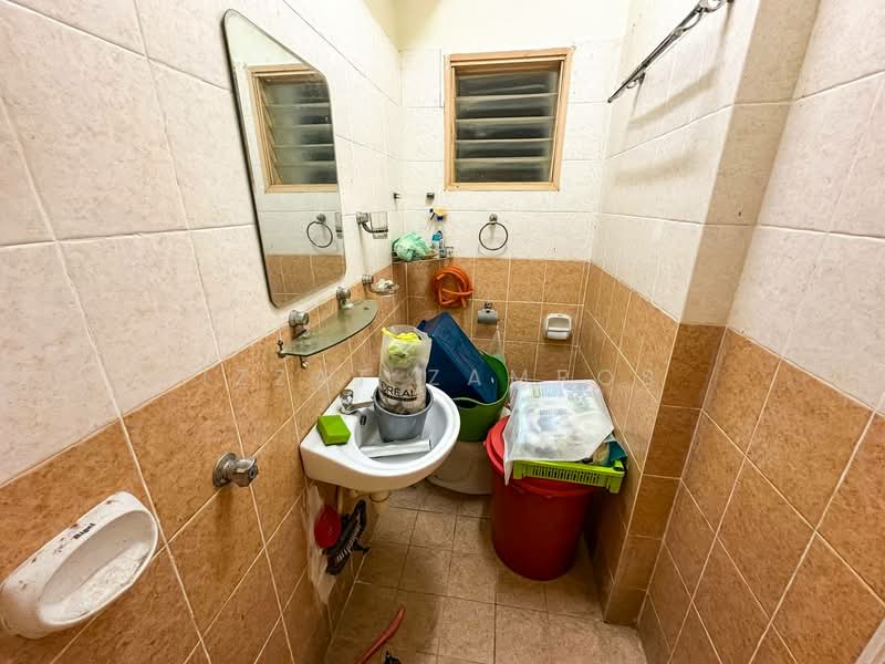 Apartment for Sale at Pangsapuri Permai Puteri - Izzat Zamros - Bathroom - PropertyGuru.com.my