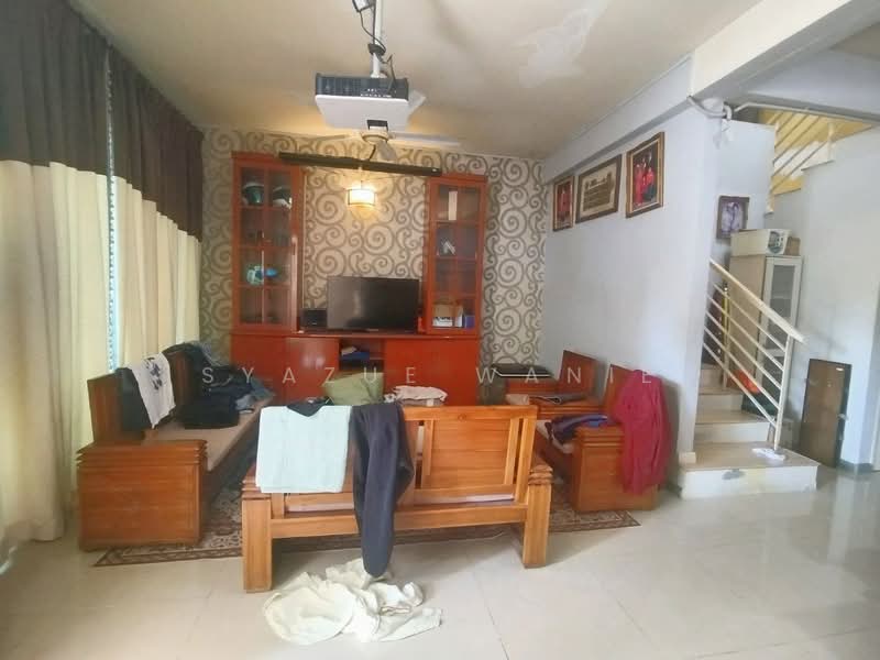 2-storey Terraced House for Sale in Taman Lestari Putra (Seri Kembangan) - Syazue Wanie - Living Room - PropertyGuru.com.my