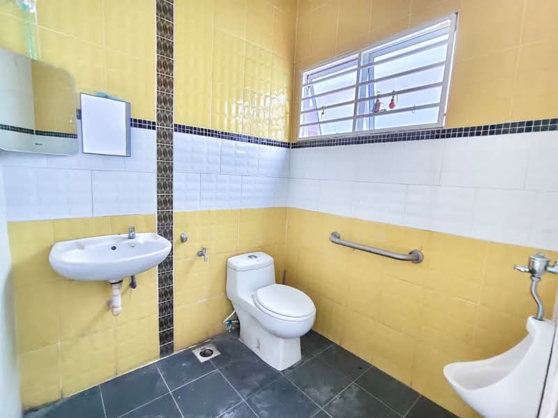Shop / Office untuk Disewa di Ipoh (Perak) - Chris Chin - Bathroom - PropertyGuru.com.my