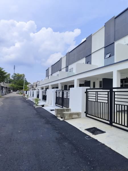 Rumah Teres 2-Tingkat untuk Dijual di Taman Mengkibol (Kluang) - Chin Wei Lim - PropertyGuru.com.my