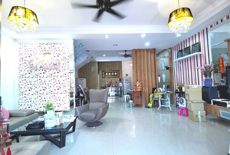 2-storey Terraced House for Sale in Taman Bukit Mewah (Tampoi) - Karl Lim - Living Room - PropertyGuru.com.my