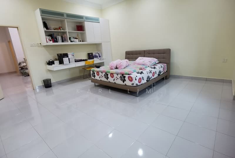 2-storey Terraced House for Sale in Taman Bukit Mewah (Tampoi) - Karl Lim - Bedroom - PropertyGuru.com.my