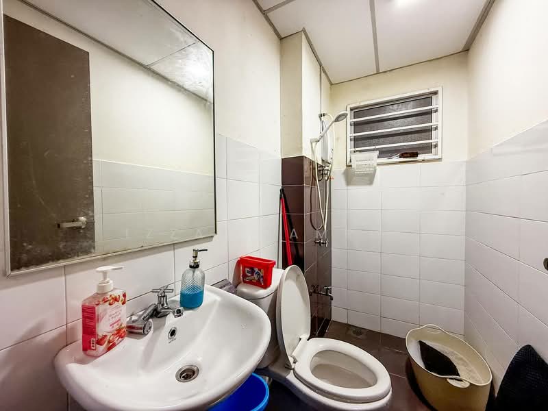 Pangsapuri untuk Dijual di Residensi Alam Damai (PR1MA @ Alam Damai) - Izzat Zamros - Bathroom - PropertyGuru.com.my