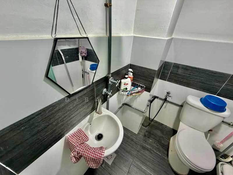 Pangsapuri untuk Dijual di Permai Villa - Adibah Salim - Bathroom - PropertyGuru.com.my
