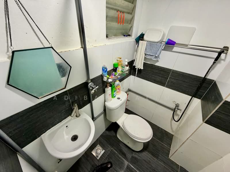 Pangsapuri untuk Dijual di Permai Villa - Adibah Salim - Bathroom - PropertyGuru.com.my
