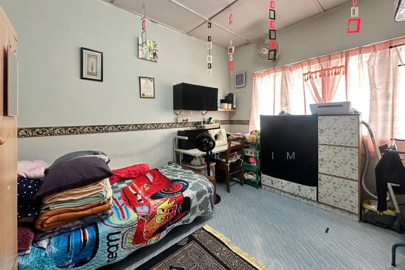 2-storey Terraced House for Sale in Taman Rasmi Jaya (Ulu Kelang) - Azli Ibrahim - Bedroom - PropertyGuru.com.my