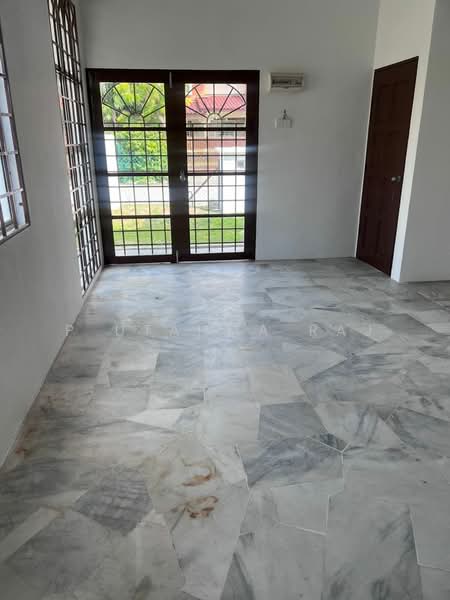 2-storey Terraced House for Sale in Usj 1 (Subang Jaya) - P Utahma Raj - Entrance - PropertyGuru.com.my