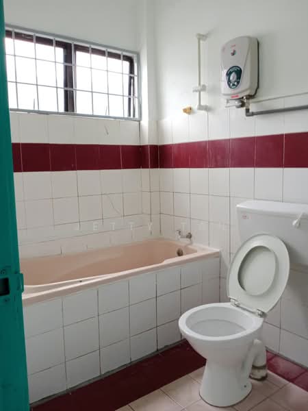 Pangsapuri untuk Dijual di Taman Lembah Maju 600 Apartment - Jetty Tan - Bathroom - PropertyGuru.com.my