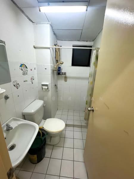 Kondominium untuk Dijual di Vista Millennium Condominium - Tabber Tan - Bathroom - PropertyGuru.com.my
