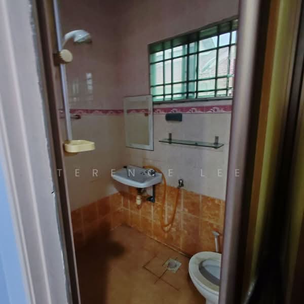 Rumah Bandar untuk Disewa di Taman Klang Utama (Kapar) - Terence Lee - Bathroom - PropertyGuru.com.my