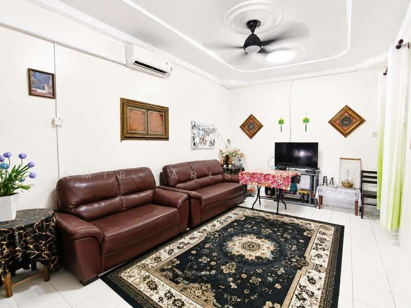 1-storey Terraced House for Sale in Bandar Putra (Kulai) - Amir Faris Rusli - Living Room - PropertyGuru.com.my