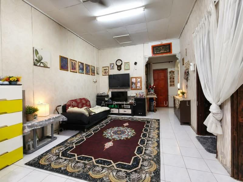 1-storey Terraced House for Sale in Bandar Putra (Kulai) - Amir Faris Rusli - Living Room - PropertyGuru.com.my