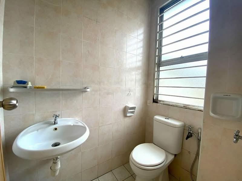 Semi-Detached House for Sale in Bandar Country Homes (Rawang) - Fatin Azemi - Bathroom - PropertyGuru.com.my