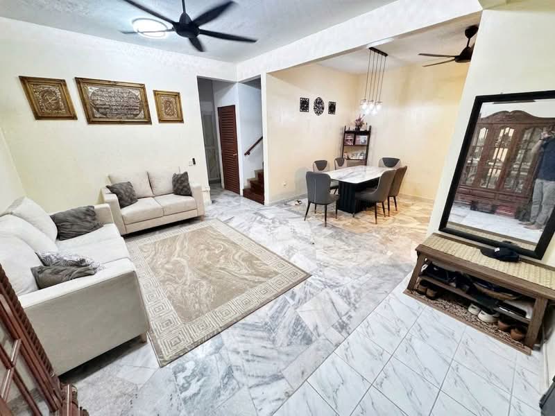 Rumah Teres untuk Dijual di Taman Bunga Negara (Shah Alam) - Aqil Kamal - Living Room - PropertyGuru.com.my