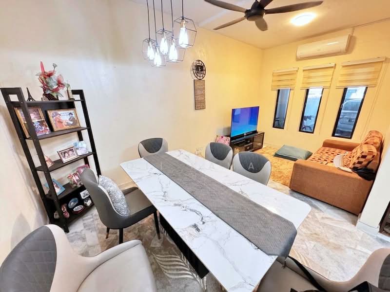 Rumah Teres untuk Dijual di Taman Bunga Negara (Shah Alam) - Aqil Kamal - Dining Room - PropertyGuru.com.my