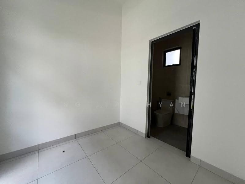 Semi-Detached House for Sale in Bandar Uda Utama (Johor Bahru) - Ong Lih Shyan - Bathroom - PropertyGuru.com.my
