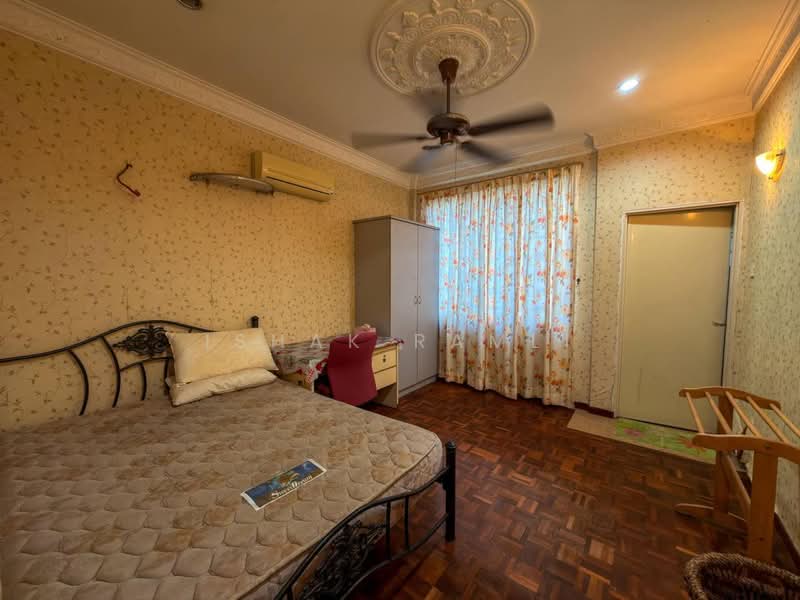 Bungalow House untuk Dijual di Kayangan Heights (Shah Alam) - Ishak Ramli - Bedroom - PropertyGuru.com.my