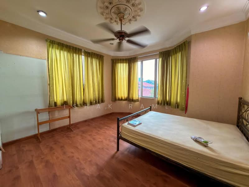 Bungalow House untuk Dijual di Kayangan Heights (Shah Alam) - Ishak Ramli - Bedroom - PropertyGuru.com.my