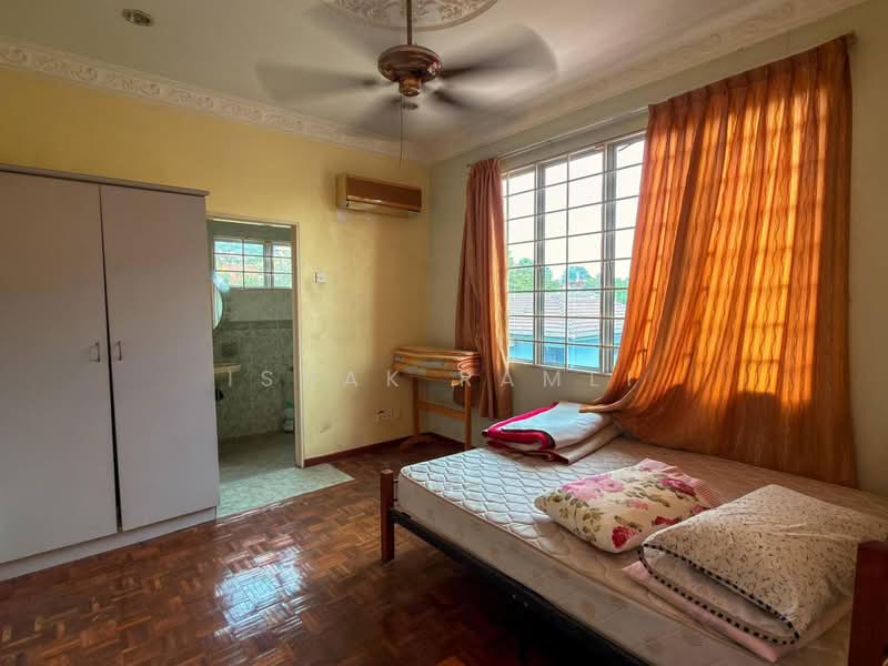 Bungalow House untuk Dijual di Kayangan Heights (Shah Alam) - Ishak Ramli - Bedroom - PropertyGuru.com.my