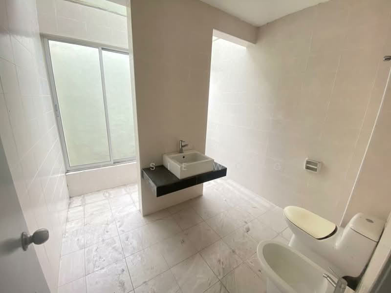 Semi-Detached House for Sale in Anggun 2 Residence (Rawang) - Jessie Wong - Bathroom - PropertyGuru.com.my