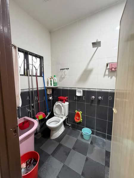 Rumah Berkembar untuk Dijual di Laman Residen Kipark Sri Utara (Batu Caves) - Yanis Cheong - Bathroom - PropertyGuru.com.my