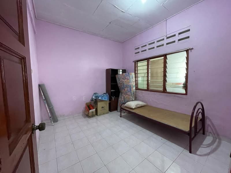Rumah Teres 1-Tingkat untuk Dijual di Taman Ungku Tun Aminah (Skudai) - See Yin . - Bedroom - PropertyGuru.com.my